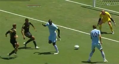 Mario Balotelli perde gol com truque calcanhar para trás