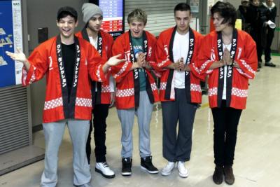 1D assediada por fãs que aterram no Japão vestindo quimonos vermelhos de harmonização